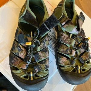 Camo Keens Boys size 2